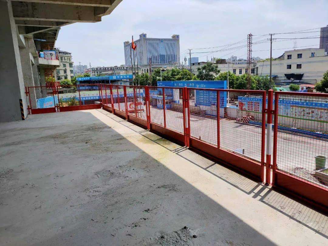 洛阳隋唐遗址地铁站临边基坑护栏网安装(图3)