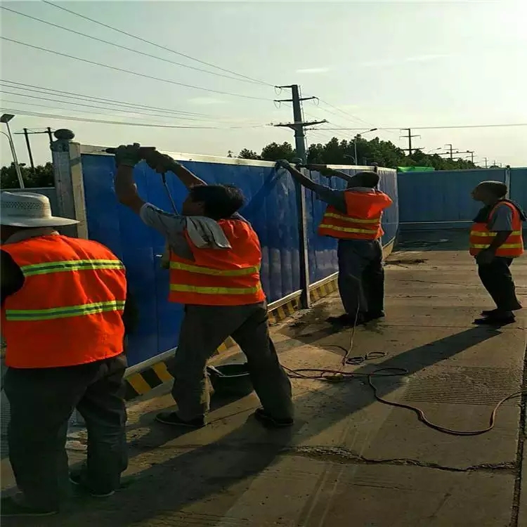 洛阳市洛龙区龙富小区管道改造项目安装蓝色彩钢围挡案例(图2)