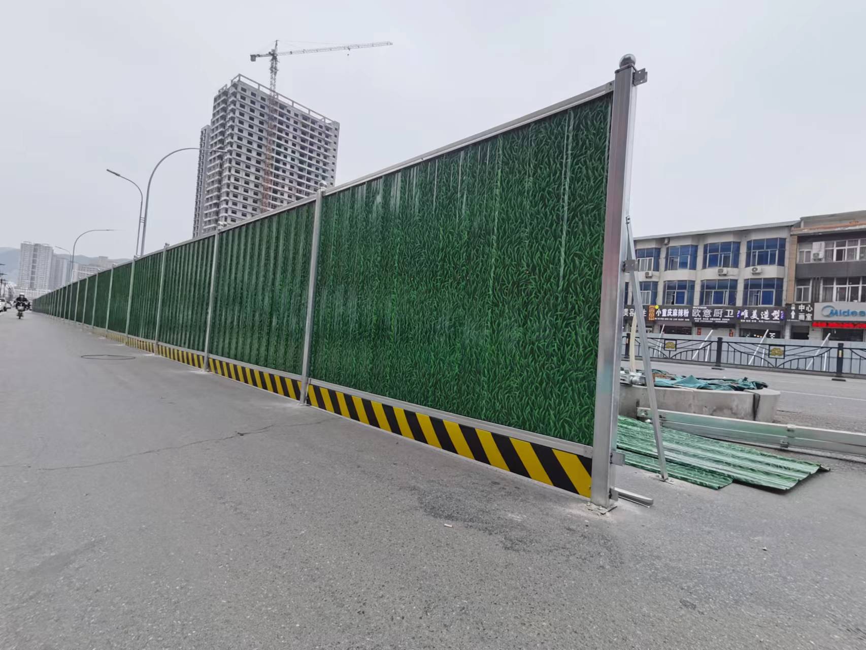 宜阳县锦屏路改造项目安装小草彩钢围挡