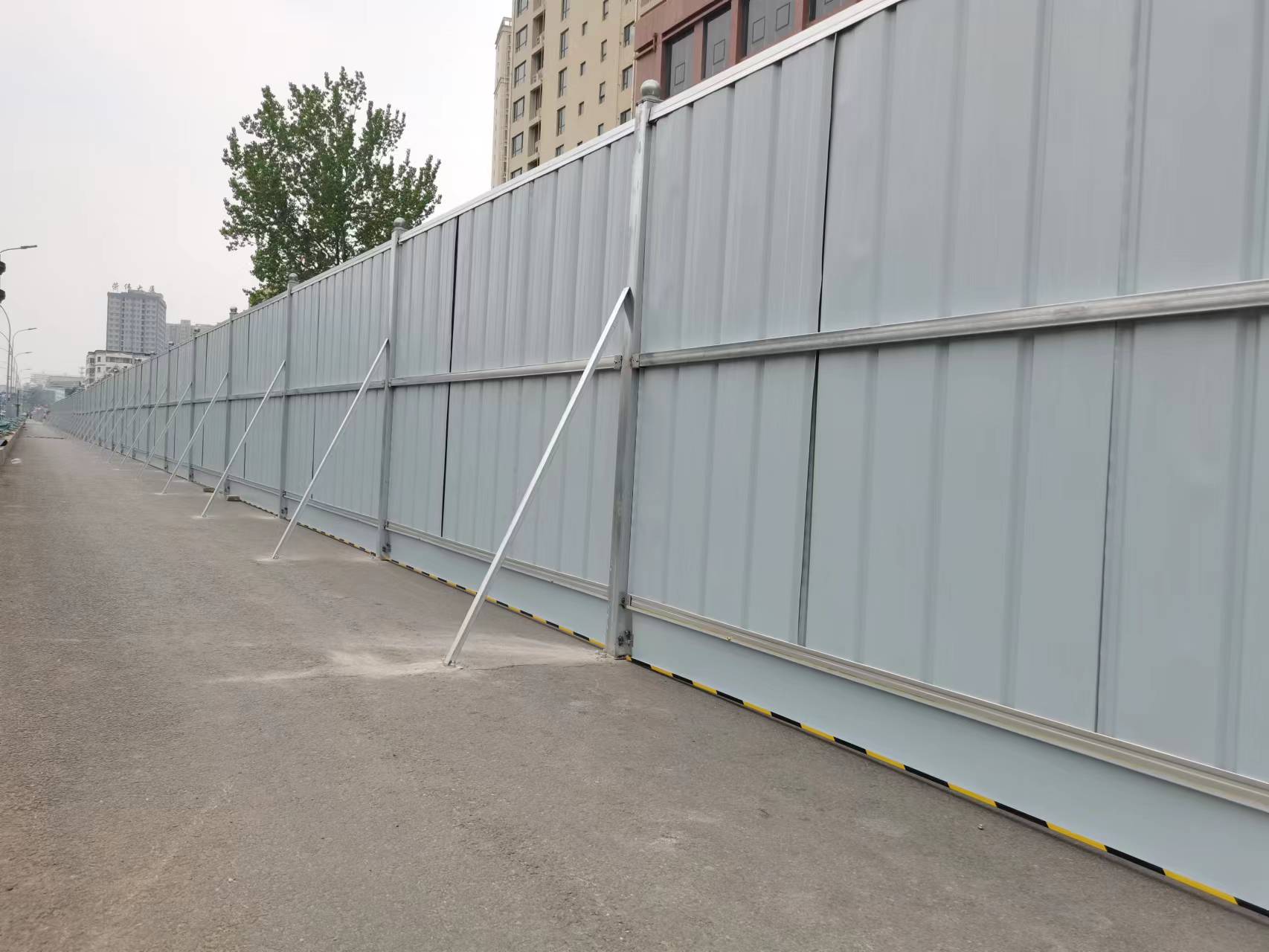 宜阳县锦屏路改造项目安装小草彩钢围挡(图3)