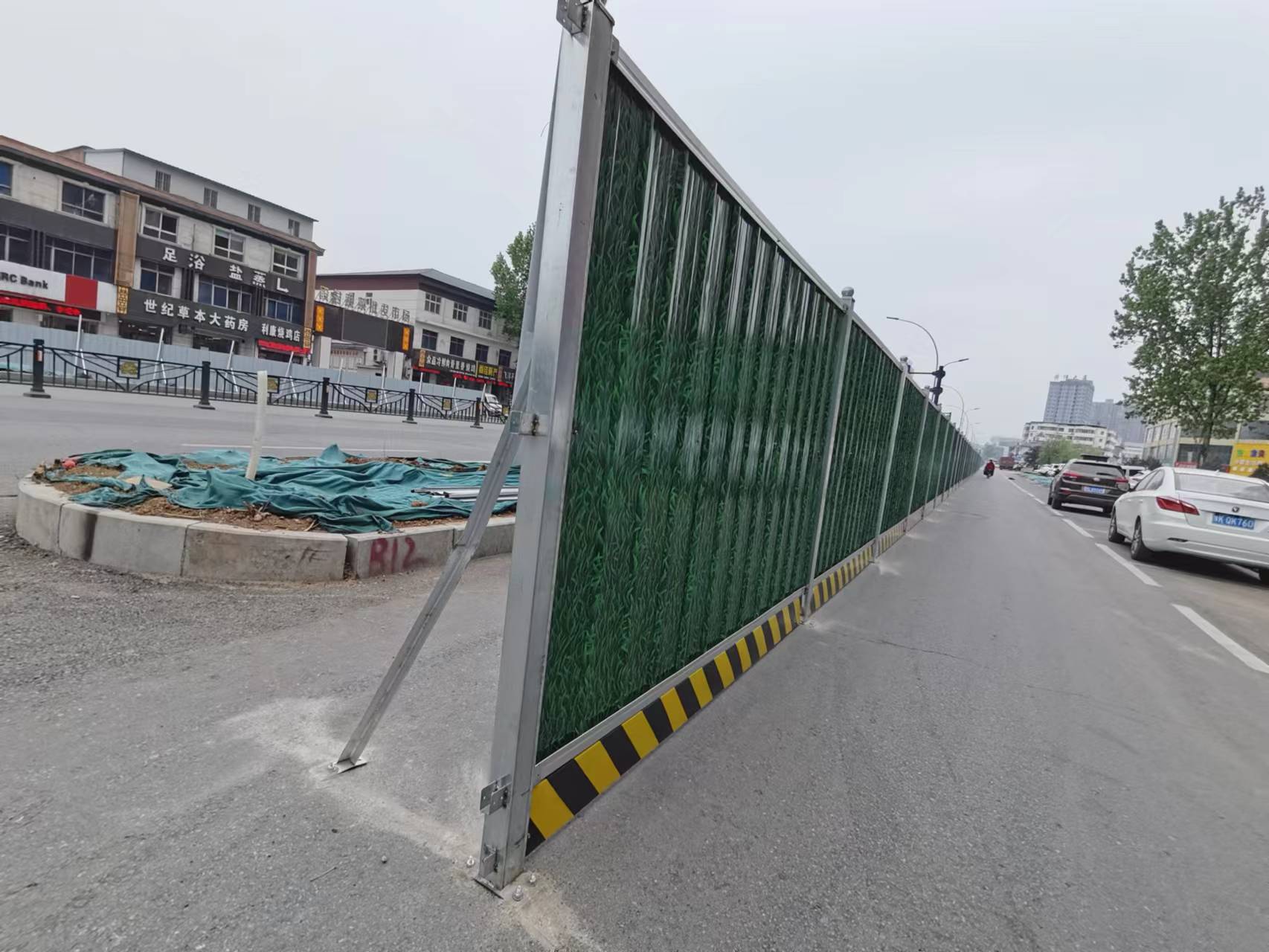 宜阳县锦屏路改造项目安装小草彩钢围挡(图2)