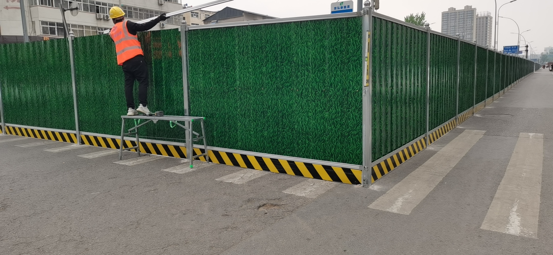 宜阳县锦屏路改造项目安装小草彩钢围挡(图5)
